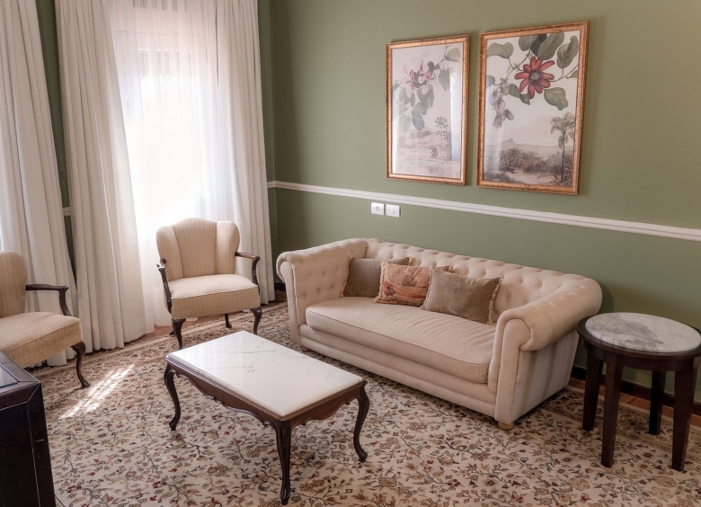 De personalidade única, essa suíte traz a história sedimentada em cada detalhe. Da banheira à pia, passando pelos azulejos, o luxo se entrelaça com a memória.